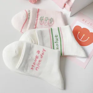 Süße rosa-weiße Baumwoll-Wadenstrümpfe mit niedlichen Erdbeermotiven und stylischen Aufschriften.
