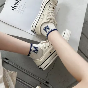 Chaussettes courtes en coton pour femmes avec rayures bleues et lettre M, style décontracté.