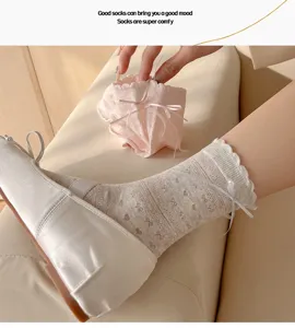Detailansicht von Ballet-Stil Damen Mesh WadenSocken mit süßer Schleife und Spitzenbesatz.