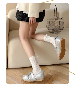 Süße spitze Schleife Mittelsocken kombiniert mit silbernen Freizeitschuhen für Damen.