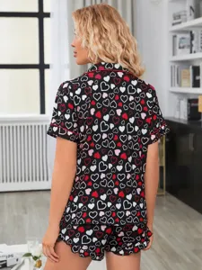 Conjunto de pijama corto negro para mujer con estampado de corazones y ropa de dormir cómoda.