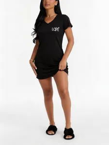 Vue détaillée de la chemise de nuit à manches courtes pour femme avec bel imprimé love.