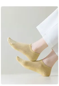 Gelbe Mesh-Socken Detailansicht, dünner Sommerstil, bequeme Passform für den Alltag.