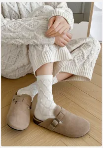 Weisse Zopfmuster Baumwoll Mittelsocken fuer Damen, suesses Design Alltag Mode Detailansicht.