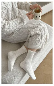 Weiße Wadenstrümpfe mit Spitzenbesatz und Rautenstrickmuster, weiche Freizeitsocken aus Baumwolle.