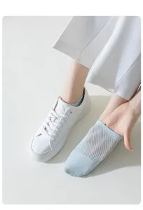 Detailansicht atmungsaktiver Damen Netzsocken in Hellblau, ideal für die Sommersaison.