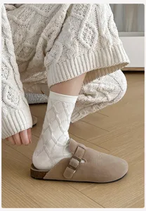Detailansicht weißer Baumwoll-Mittelsocken mit elegantem Rautenstrickmuster und süßem Stil.