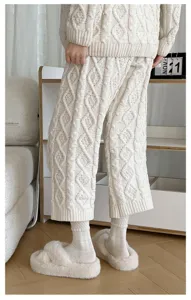 Gemütliche Strickstrümpfe Detailansicht, weiches Baumwollmaterial, minimalistisch, bequemer Alltag.