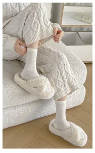 Weiße Baumwoll-Mittelsocken für Damen im lässigen Lifestyle Detailshot, sehr bequem.