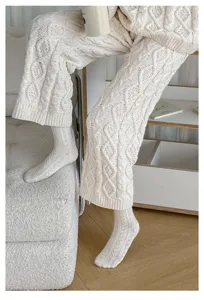 Detailaufnahme von bequemen weißen Zopfmuster-Baumwollsocken, ideal für den Alltag.