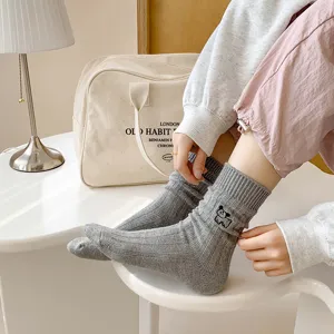 Graue süße Welpen bestickte mittelhohe Slouch-Socken, lässiger japanischer Stil für Damen.