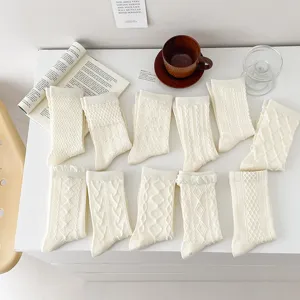 Süße Damen Baumwolle Wadenlang Slouch Socken Spitzenbesatz Texturiert Zopfmuster Nahtlos Freizeit Atmungsaktiv Einfarbig Socken