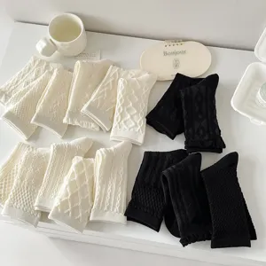 Damen Minimalistische Baumwoll Wadenhohe Socken Einfarbig Zopfmuster Crew Socken Lässige Atmungsaktive Maschinengewebte Alltagssocken
