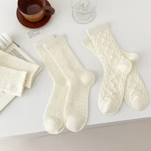 Weisse Baumwoll Mittelsocken Damen suesse gestrickte Freizeitsocken einfarbig modische Straempfe