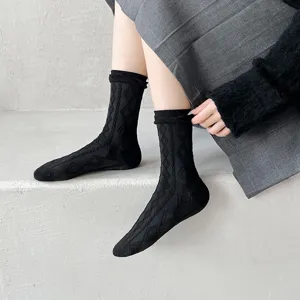 Schwarze Damen Strick-Mittelsocken mit geometrischem Rautenmuster, lässiger Alltagslook.
