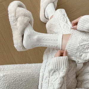 Gemütliche weiße Strick-Mittelsocken für Damen, weiche Baumwolle Freizeit-Alltagskleidung.