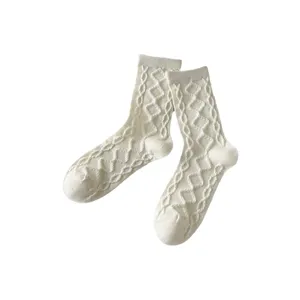Weiße gestreifte Strick-Socken für Damen, klassisches Rautenmuster Freizeitsocken.