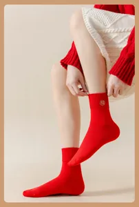 Rote Damensocken mit besticktem Glücksmotiv, bequeme und nahtlose Socken für den Alltag.