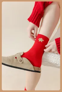 Rote Sternzeichen bestickte Mittelsocken, festliche weiche Baumwollsocken für Damen.