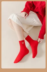 Rote Damensocken in mittlerer Länge mit kleiner Stickerei, weich und bequem für den Alltag.