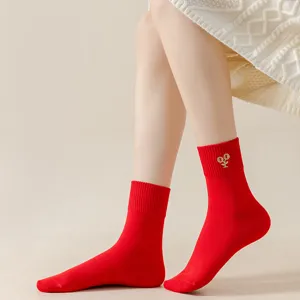 Rote Damen-Mittelsocken mit süßer Stickerei, schlichte einfarbige Freizeitsocken.