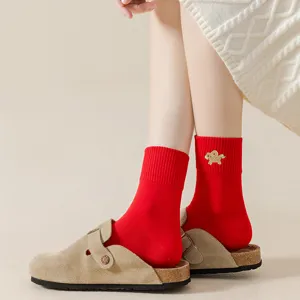 Rote Damensocken mit niedlicher goldener Stickerei, ideal für das chinesische Neujahrsfest.