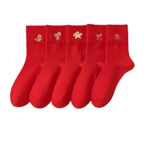 Rote Damensocken mit glücklicher Stickerei, festliche Neujahrssocken aus Baumwolle.