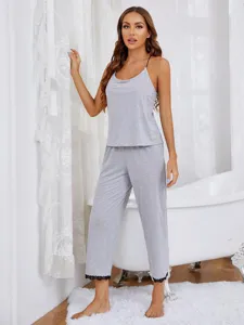 Graues Spaghetti-Top Pyjama-Set mit Spitzenhose, bequeme Damen Nachtwäsche für Sommer.