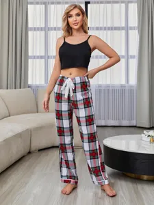 Vista detallada del conjunto de pijama para mujer de tela suave con pantalón de cuadros.