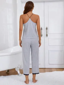 Graues Damen Pyjama Set mit Spagettitraegern und schwarzer Spitzenborte, weiche Nachtwaesche.