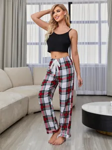 Conjunto de pijama para mujer con camiseta sin mangas negra y pantalón largo a cuadros.