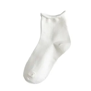 Weiße Rüschen-Ankel-Socken für Damen, trendiges Salatrand-Design, vielseitige Alltagskleidung.