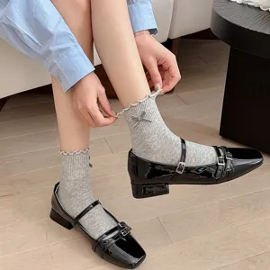 Graue Damen-Mittelsocken mit süßem Rüschenrand und karierter Schleife für Frühlingsmode.
