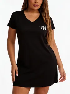 Vue détaillée de la chemise de nuit noire à manches courtes, col en V et motif imprimé.