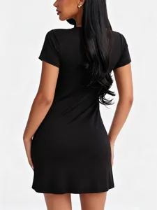 Détail de dos de la nuisette noire unie à manches courtes, tissu doux et confortable.
