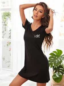 Vue détaillée de la nuisette noire femme d'été à manches courtes avec imprimé love.