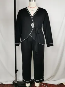 Conjunto de pijama negro de manga larga de talla grande con ribete blanco y bordado.
