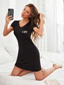 Chemise de nuit noire confortable à manches courtes et col en V avec imprimé love pour femmes.