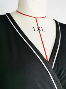 Ropa de dormir negra de talla grande para mujer detalle de cuello V, ajuste cómodo.