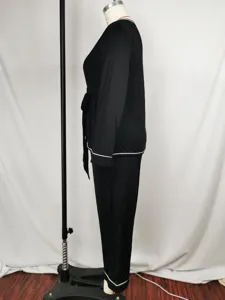 Pijama negro de manga larga con ribete blanco y lazo en la cintura para mujer.