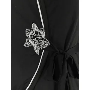 Cómoda bata de dormir negra de talla grande con ribete blanco y elegante bordado.