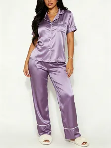 Detail van de zijden satin pyjamaset, korte mouwen en comfortabele lange broek.