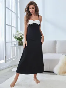 Élégante nuisette de nuit noire et blanche de style français avec joli nœud pour l'été.