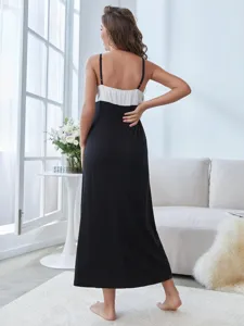 Chic robe de nuit noire et blanche pour femme, élégant vêtement de nuit d'été délicat.