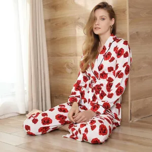 Detailaufnahme des Damen Langarm Pyjama Sets mit Blumenmuster in weicher bequemer Stoffoptik.