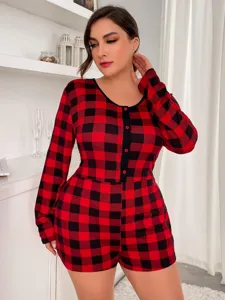 Pijama mameluco de manga larga con cuadros rojos y negros para mujer talla grande.
