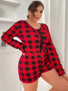 Pijama mameluco corto manga larga cuadros rojo y negro tallas grandes para mujer detalle.