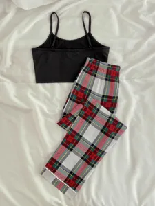 Vista detallada del pijama de mujer de dos piezas con top negro y pantalón de cuadros.