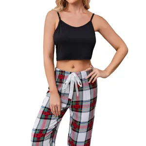 Cómodo conjunto de pijama para mujer con tirantes negros y pantalón de cuadros.