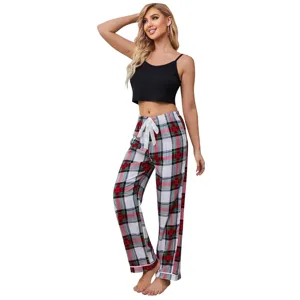 Vista detallada de pijama para mujer con top corto negro y pantalón a cuadros muy cómodo.
